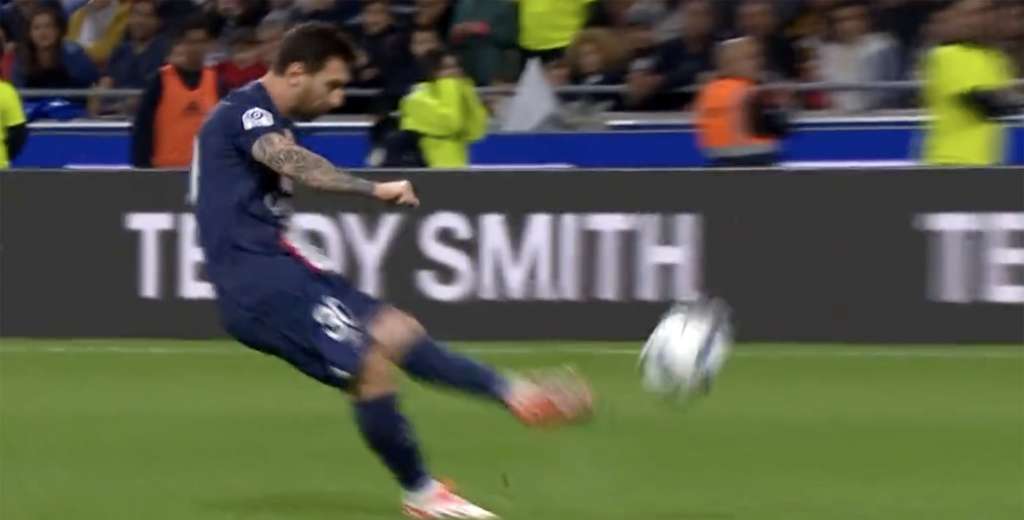Increíble: Messi le pegó brutal de tiro libre pero se lo atajaron