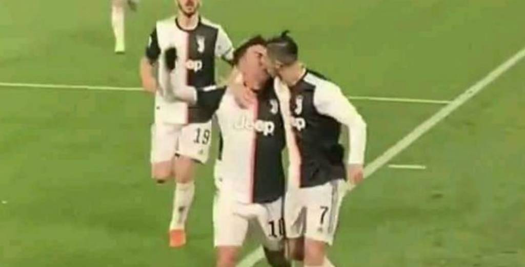 El beso en la boca de Cristiano y Dybala en el festejo de gol de la Juventus